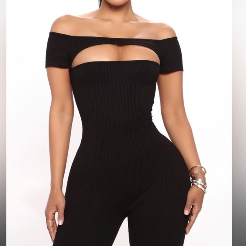 Fashion Nova Reese Snatched Black Jumpsuit With Mid-Section Cut Out Size M.